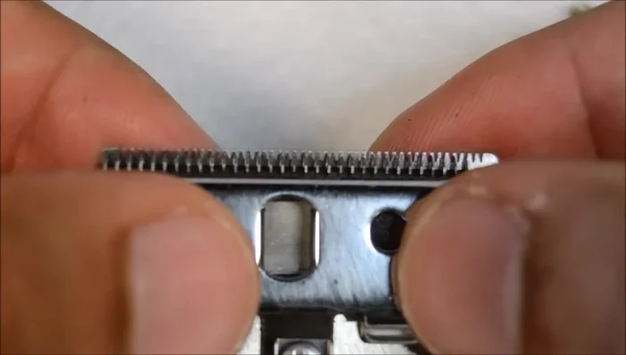 Tighten the two screws. Double-check that the blade position hasn't shifted during tightening.