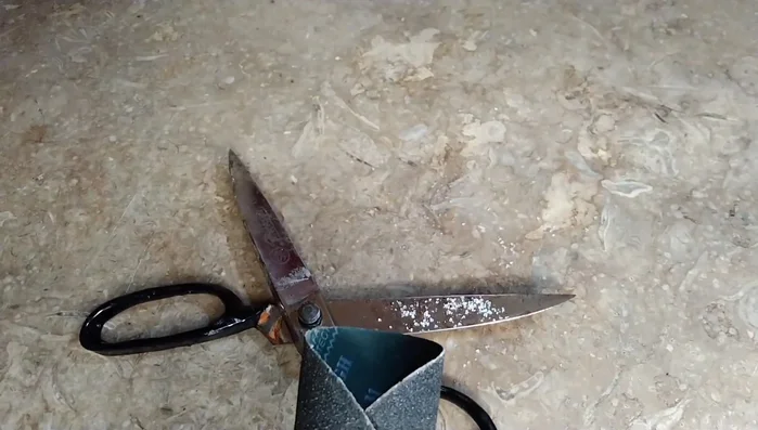 Continue rubbing the seasoning onto the edges of the blades until clean.