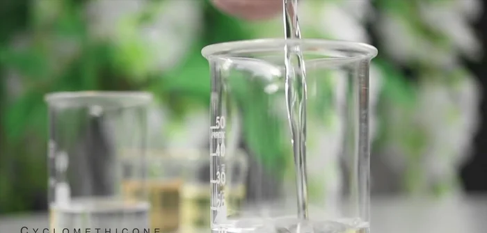 Add vitamin E oil and fragrance oils (optional).