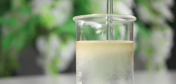 Add vitamin E oil and fragrance oils (optional).