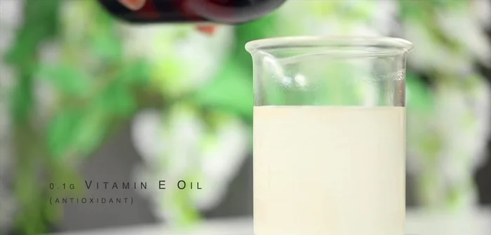 Add vitamin E oil and fragrance oils (optional).