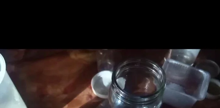 Prepare the Water Phase: In a separate container, mix 264g of water (distilled or deionized water is best) with a small amount of sodium hydroxide (lye). Dissolve completely (it is recommended to do this overnight, but the video shows a quicker method).