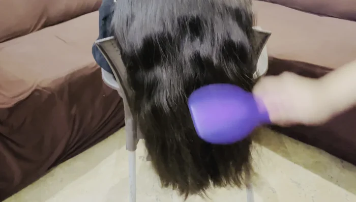 Detangle hair thoroughly. Hair should be completely free of tangles before oiling.