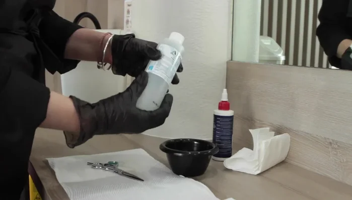 Open the scissors and carefully wipe the blades, avoiding crossing the blades. Clean from the outside only to remove dirt and hair.