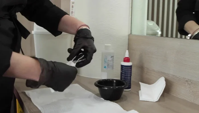 Open the scissors and carefully wipe the blades, avoiding crossing the blades. Clean from the outside only to remove dirt and hair.