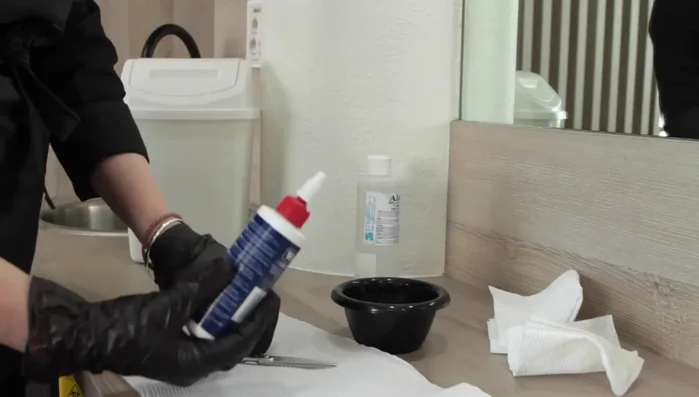 Lubricate the scissors. Apply a small amount of scissor/clipper oil to the screw attachment, move the scissors back and forth to distribute the oil, and wipe off any excess.