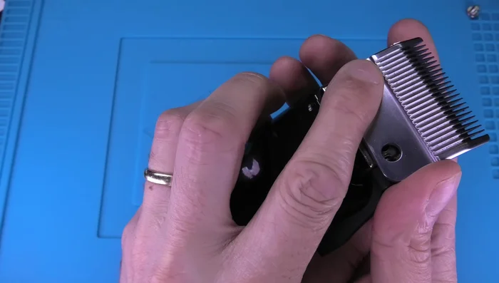 Adjust the blade position: Loosely screw in the screws, ensuring you can still move the bottom blade to adjust alignment. Adjust the taper lever (if applicable) to the shortest setting to minimize the gap between blades. Align the leftmost tooth of the top blade with the leftmost tooth or the wider area of the bottom blade (no gap, horizontal alignment). Adjust vertical alignment to ensure a 1/32” to 1/16” gap (0.8-1.6mm) between blades, checking from the side to maintain even spacing throughout. 