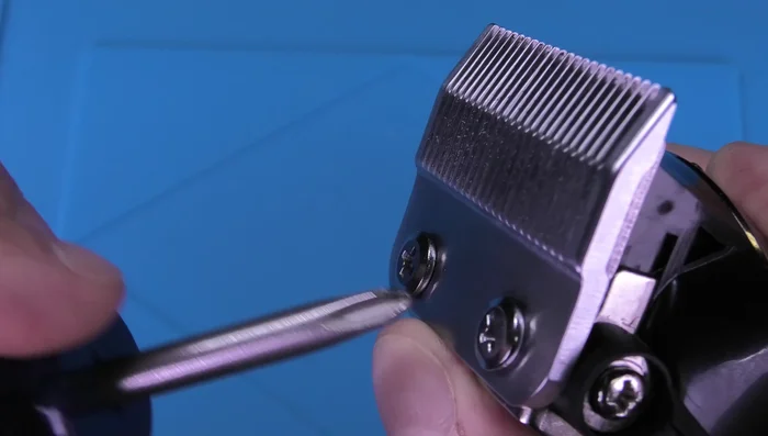 Lubricate the blades with 2-3 drops of clipper oil while the clipper is running to distribute the oil evenly.