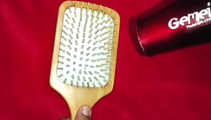 Dry completely: Air dry or use a hairdryer (for wooden brushes) to dry completely. Avoid leaving the brush damp.