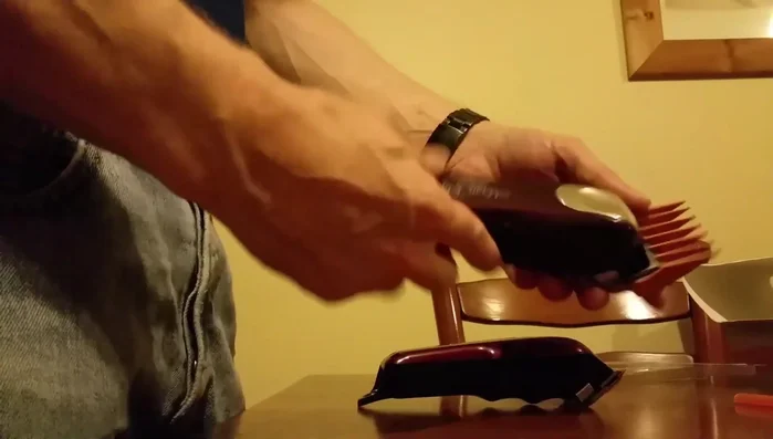 Kemei KM-2600 hair clipper in use