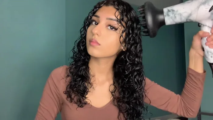 Reactivate gel as needed: If you encounter fuzzy strands, spritz with water to reactivate the gel and diffuse again.