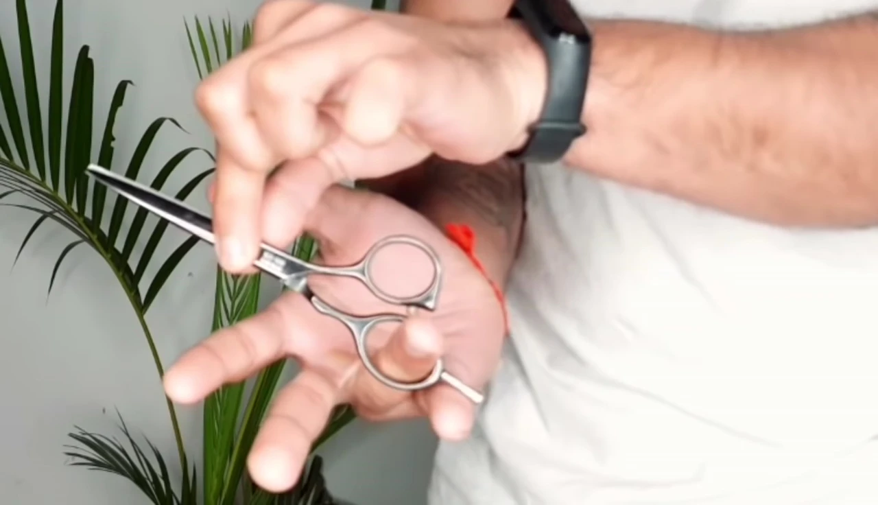 Proper one-handed scissor grip technique