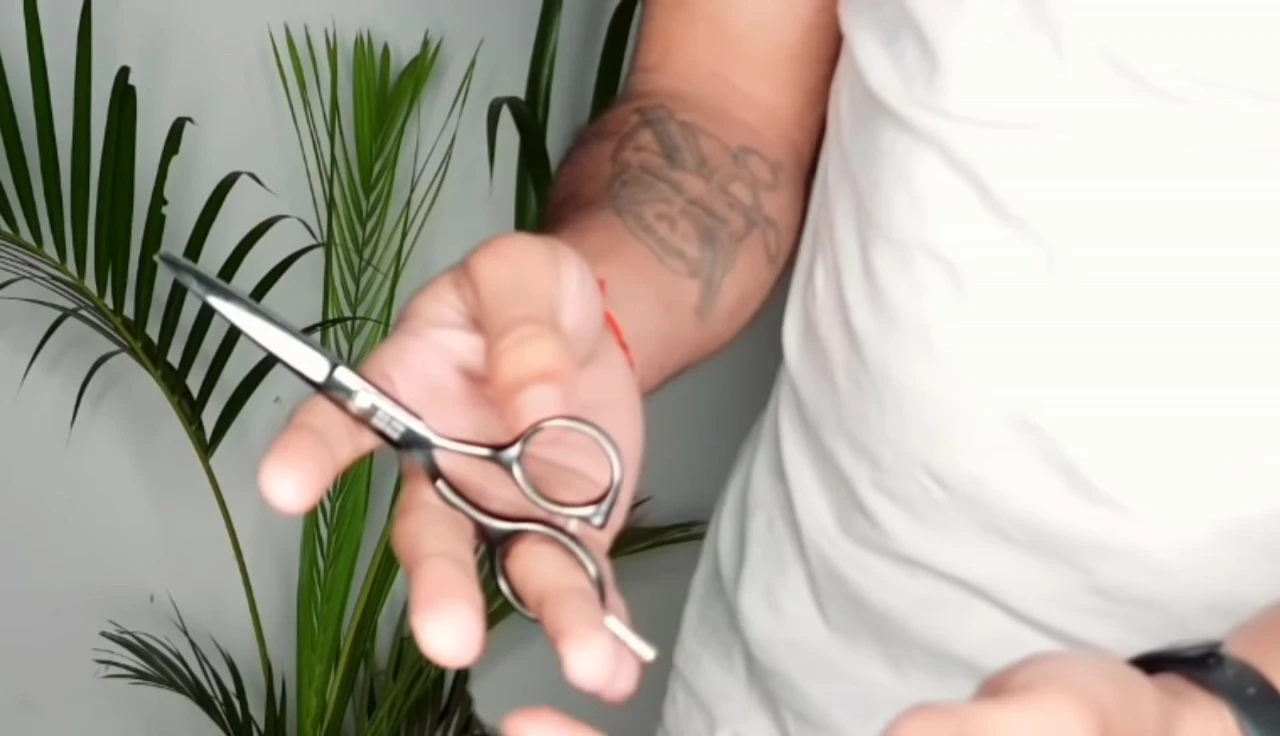 Proper one-handed scissor grip technique