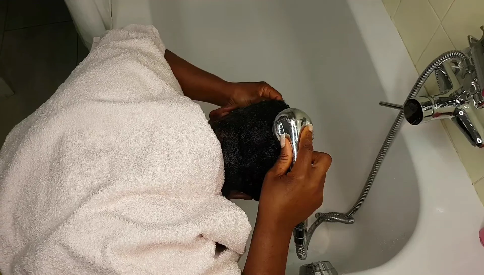 Applying Sun Silk shampoo.