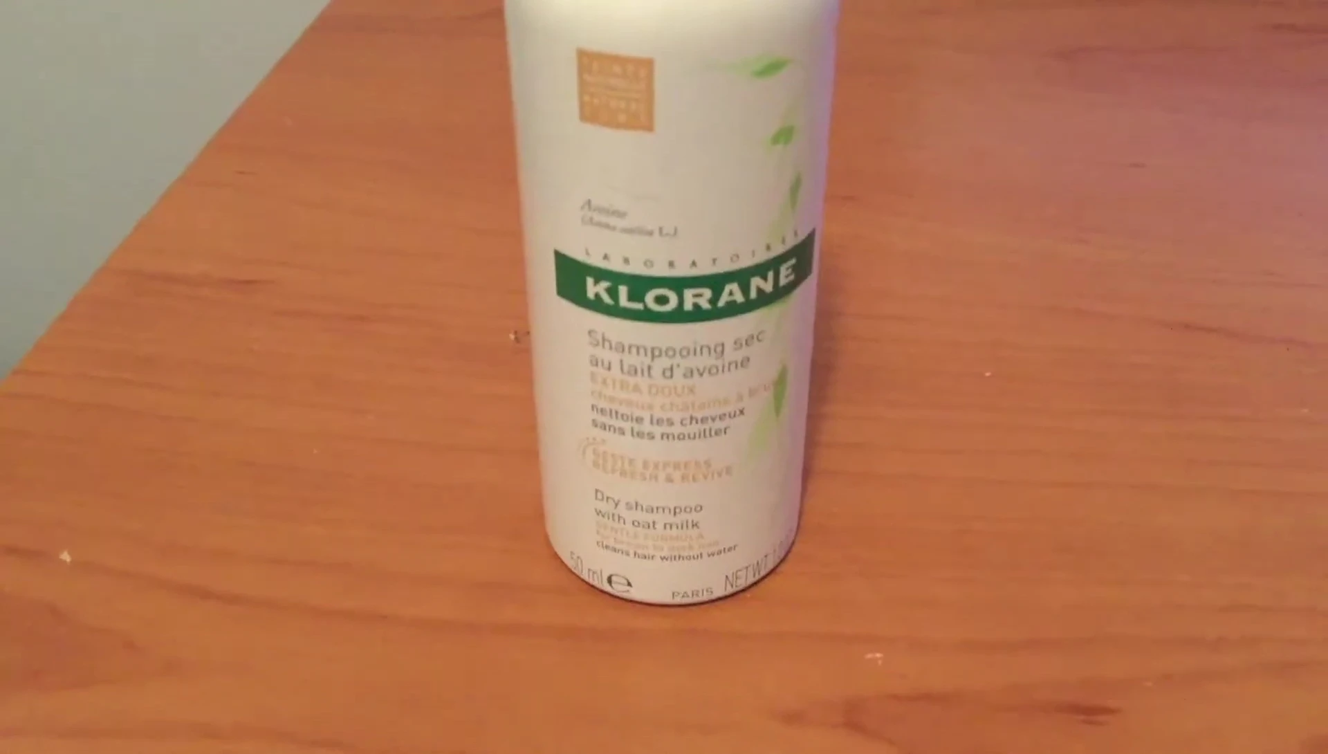 Product packaging highlighting the oat milk and brown hair suitability.