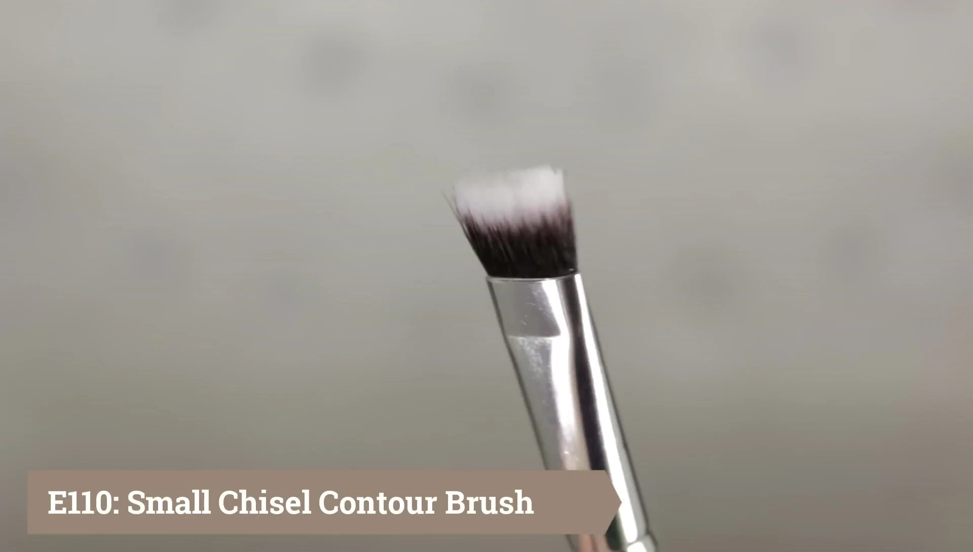 Close-up of the E110 small chisel contour brush.
