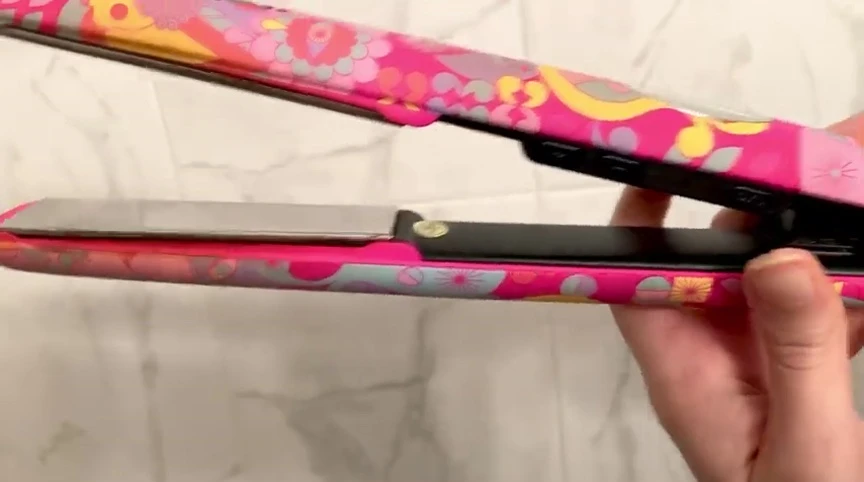 Close-up of the straightener plates.