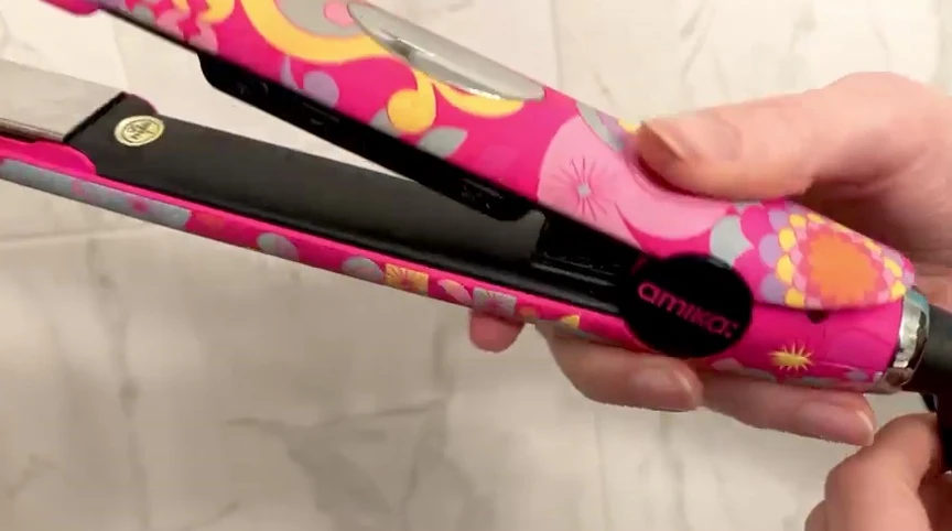 The display showing the maximum temperature of the straightener.