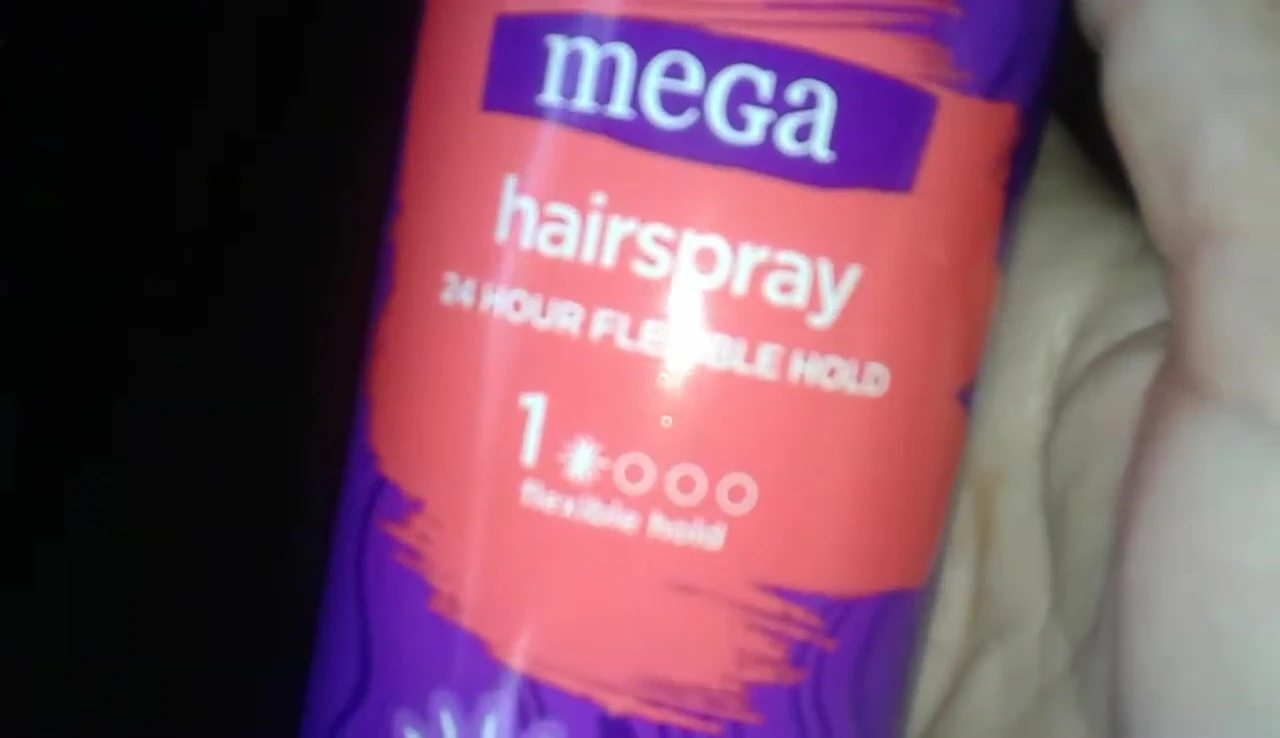 The can showing the '24-hour flexible hold' and 'UV protection' claims.