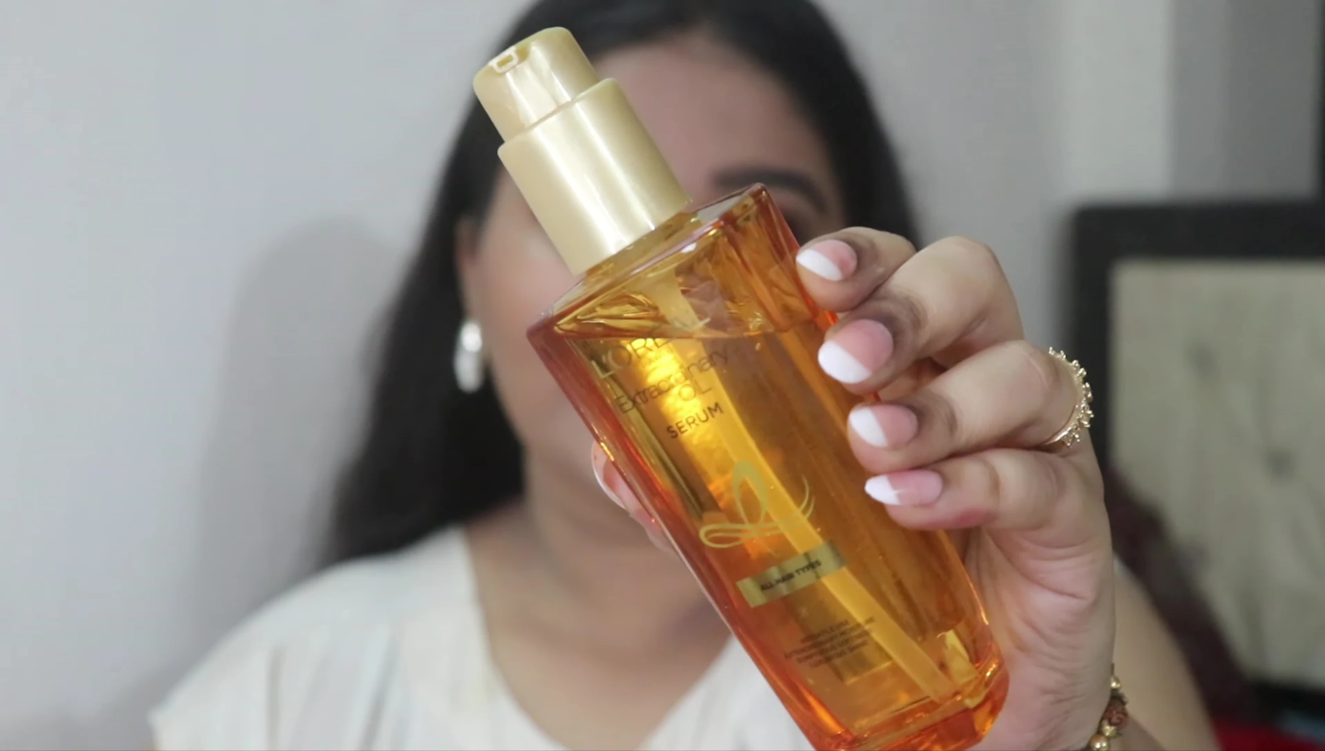 Close-up of the L'Oreal Paris Extraordinary Oil Serum bottle and packaging.