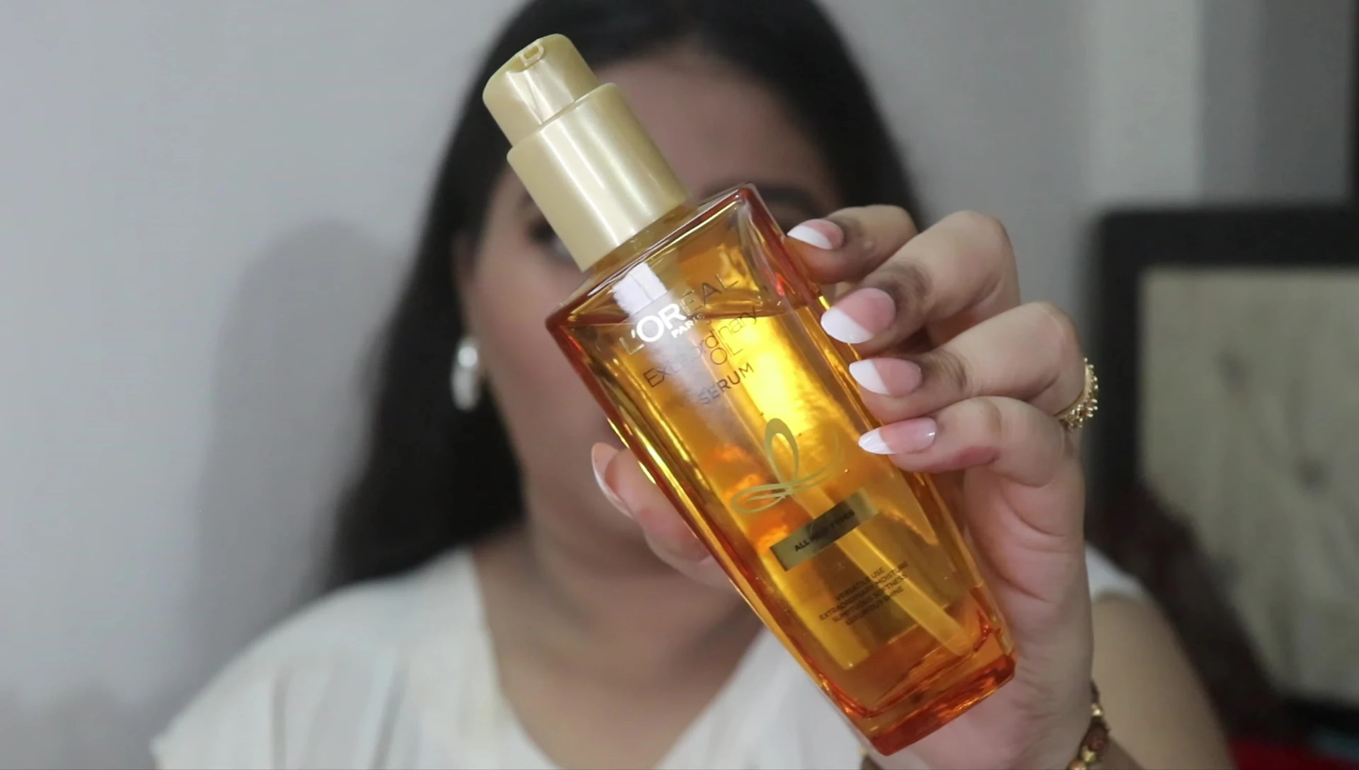 Showcase of the glass bottle and the pump dispenser.