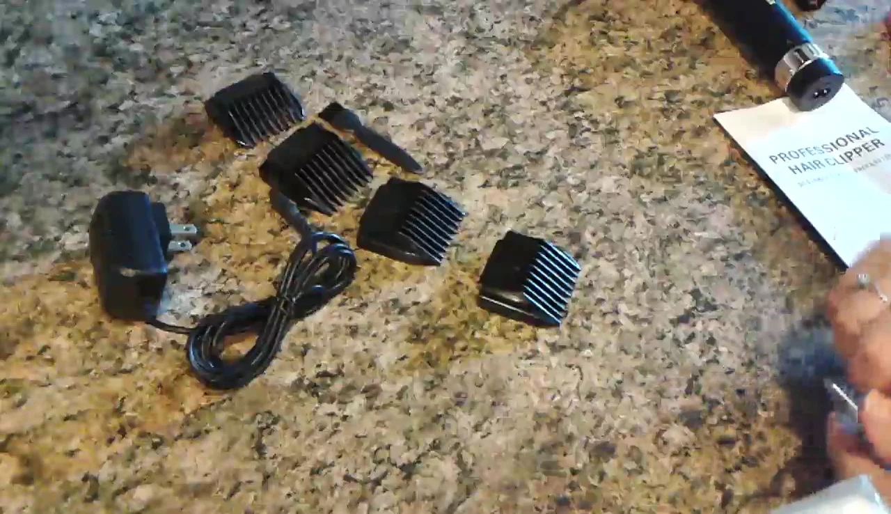 The lightweight clipper in hand