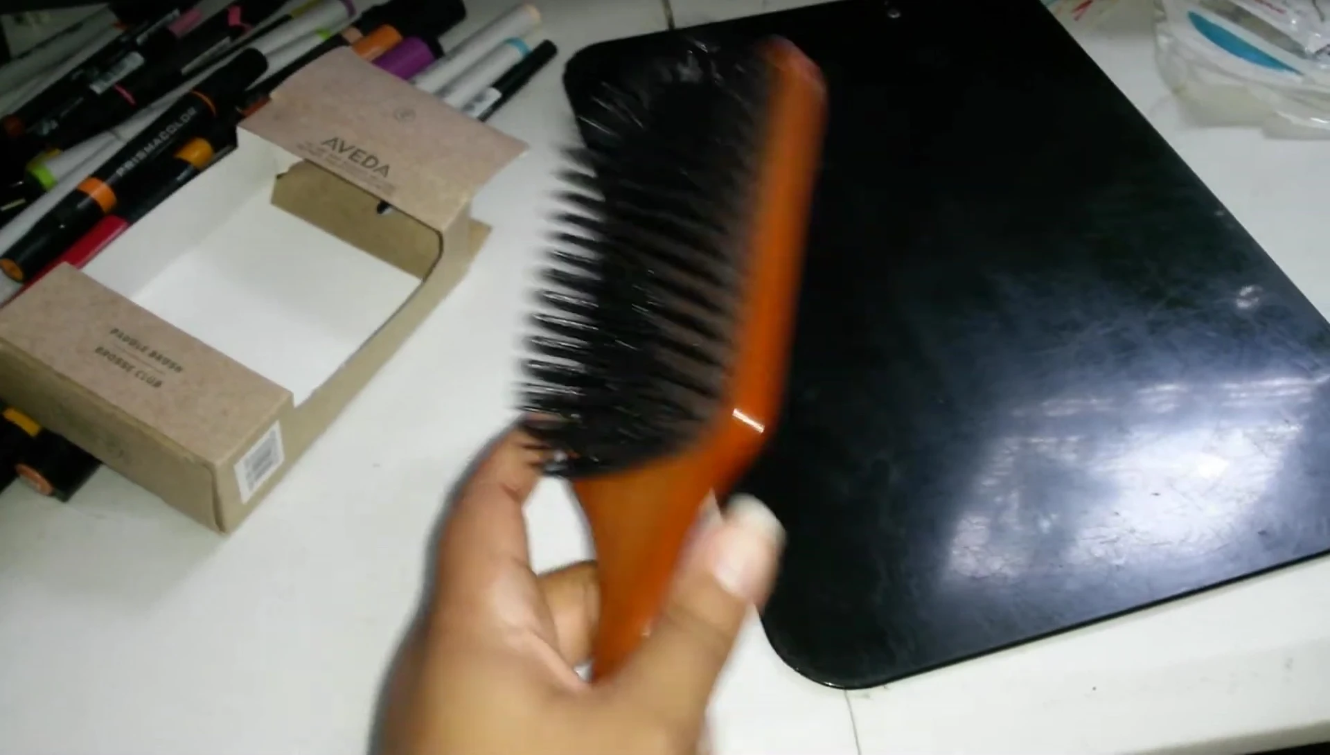 The wide design of the brush highlighted.