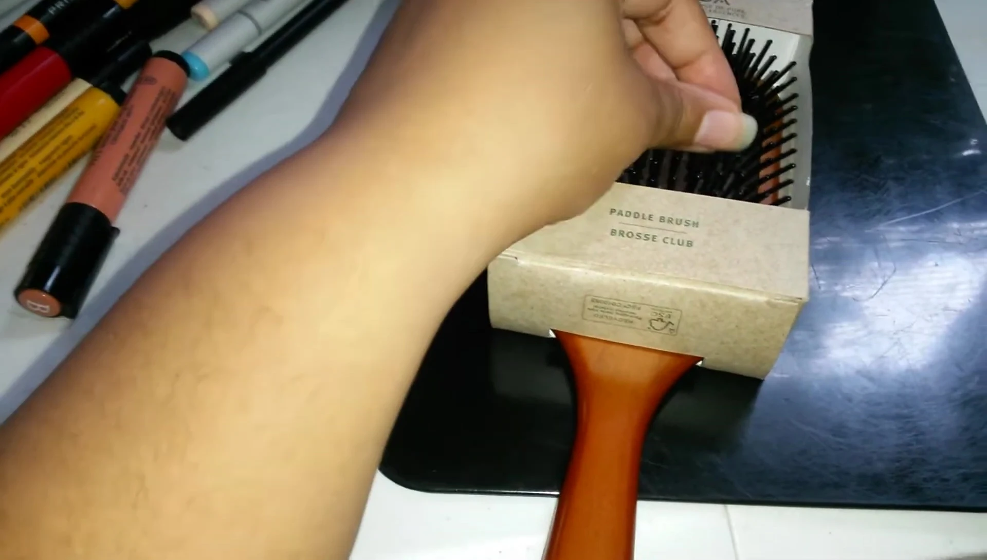 Demonstration of squeezing the brush to remove water.