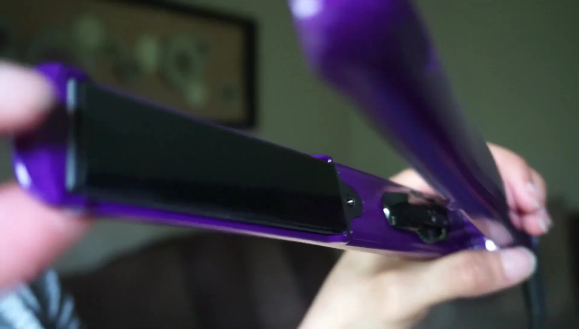Screen showing the temperature range of the straightener.