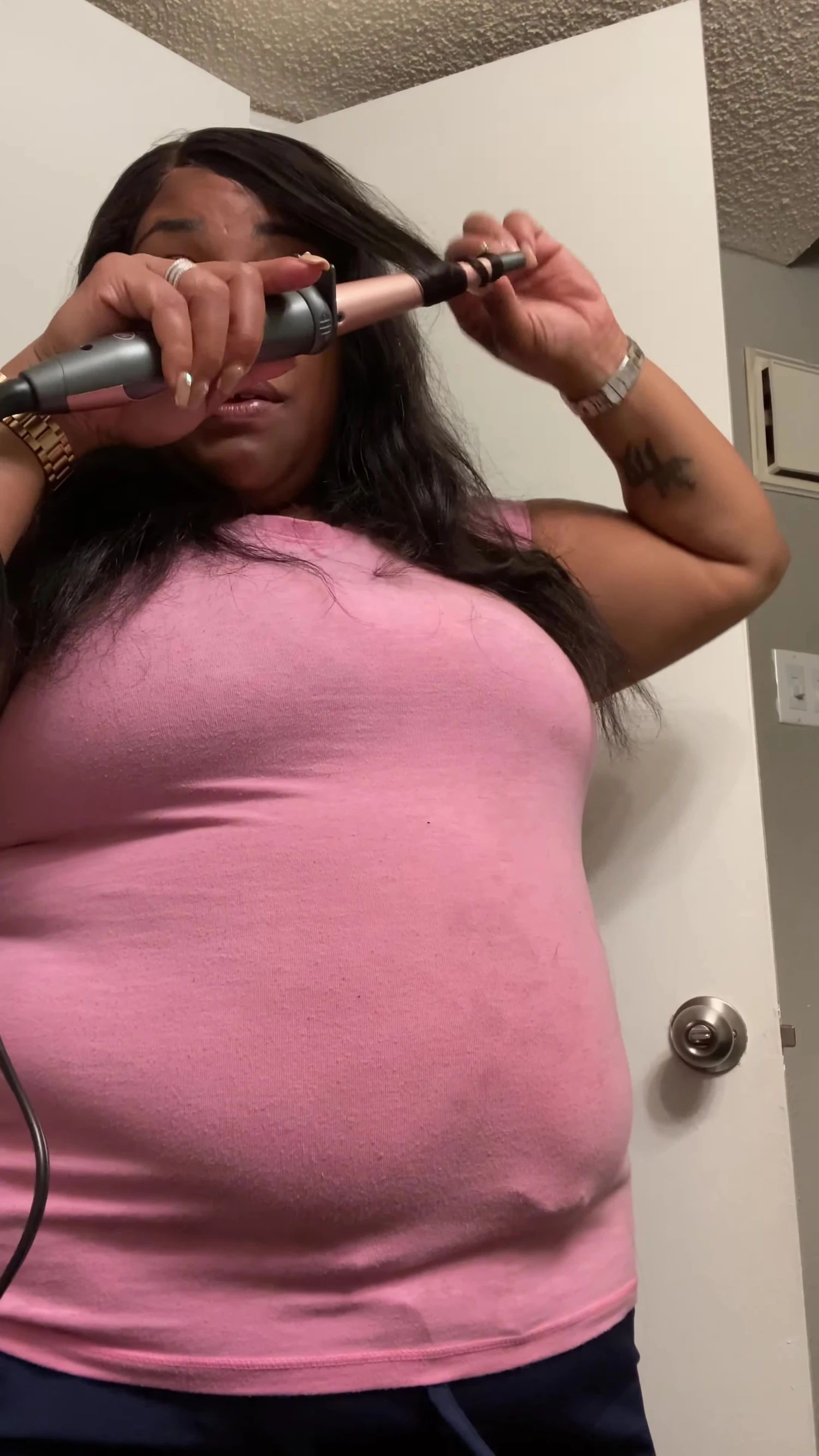 The reviewer demonstrating the final curls.