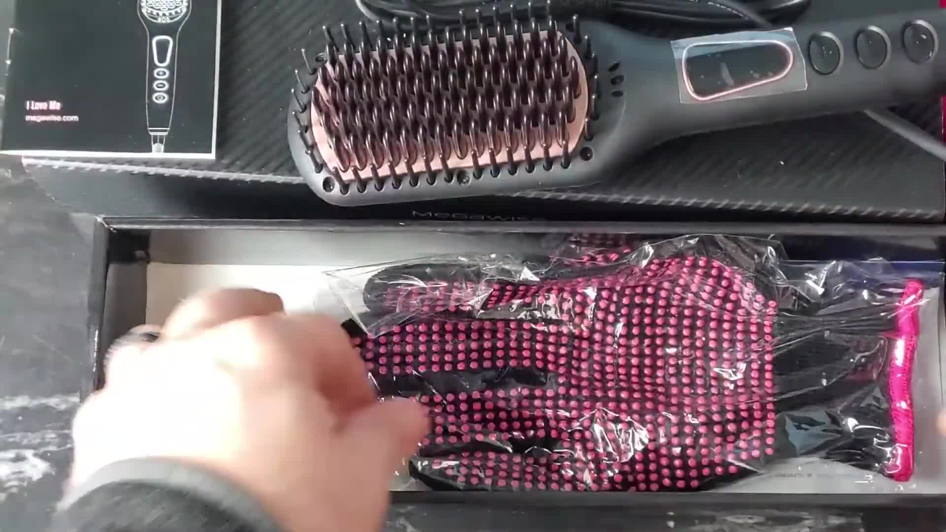 Close-up of the packaging showing the heat-resistant glove and cleaning brush.