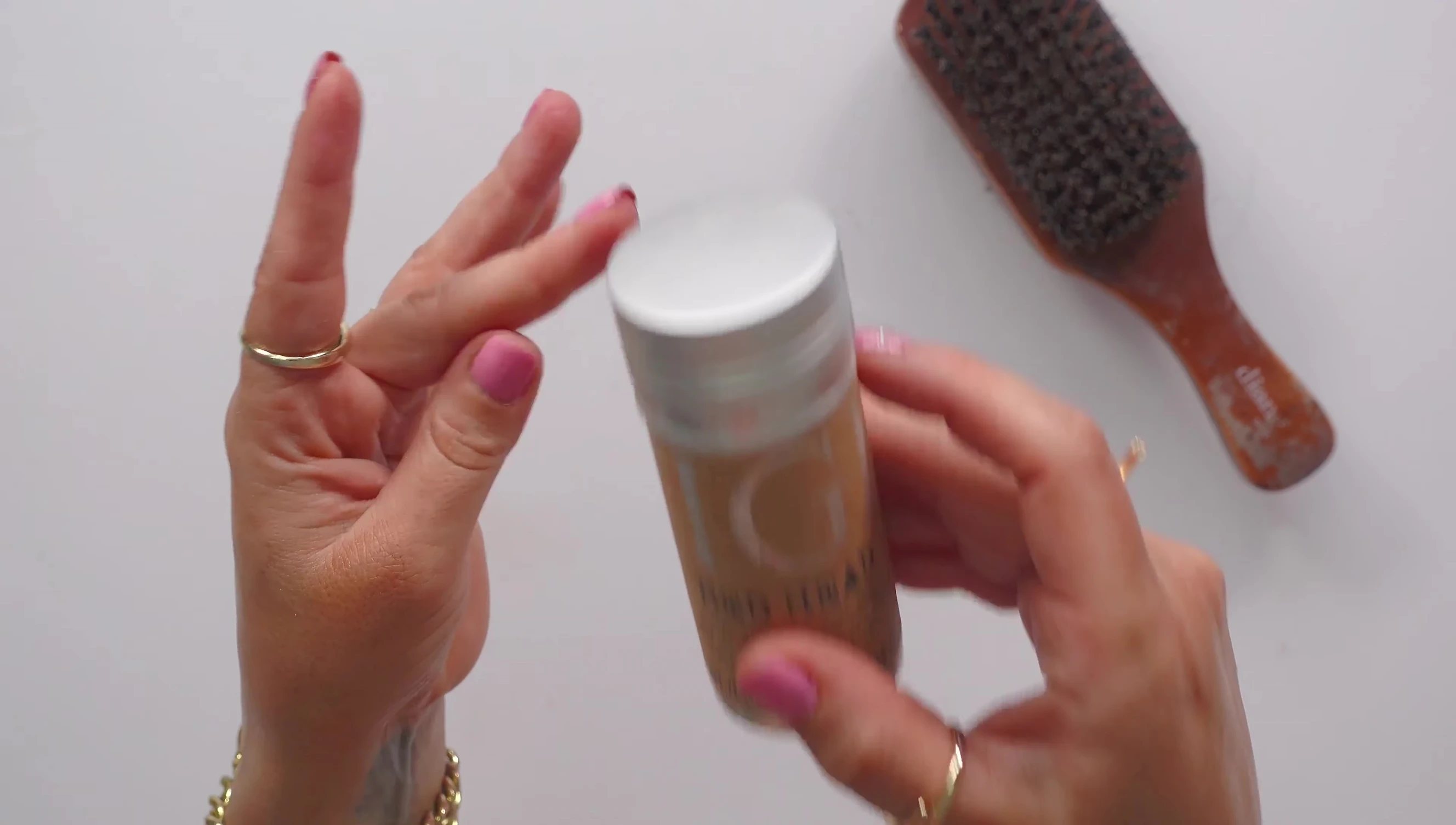 Highlighting the alcohol-free nature of the product.