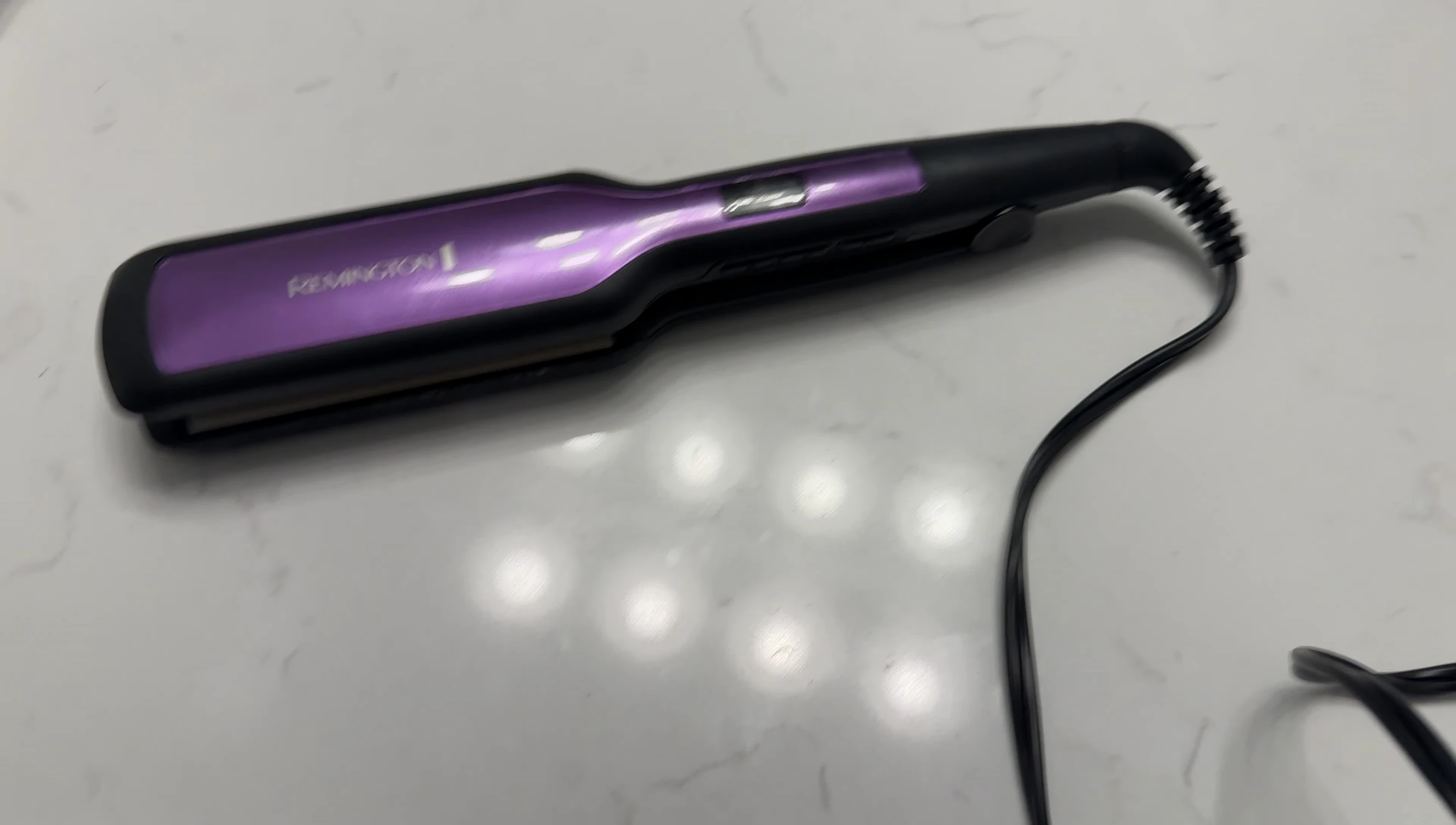 Close-up showcasing the wider plates of the Remington S5522.