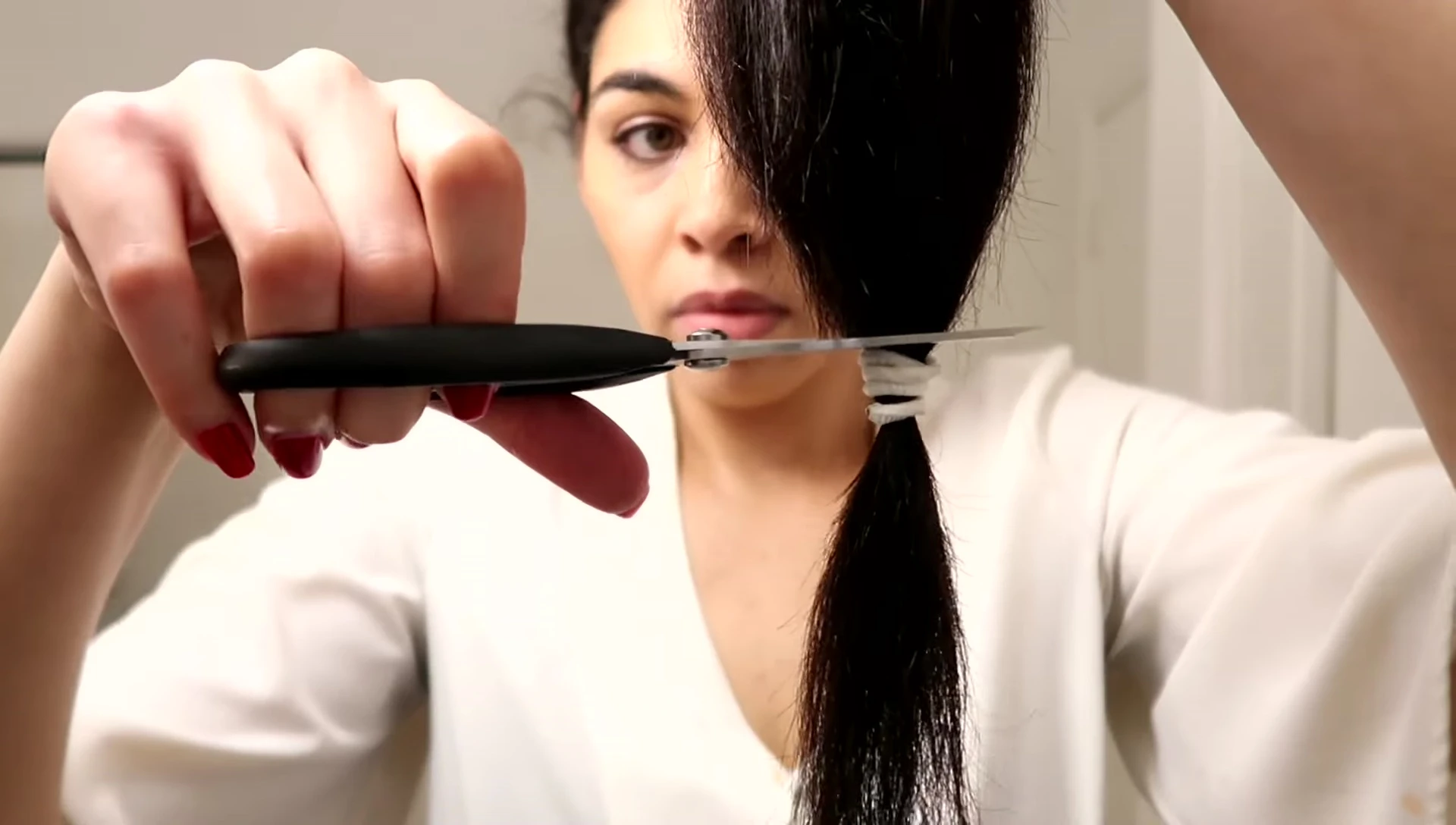 Image showing the speaker describing her hair loss struggles.