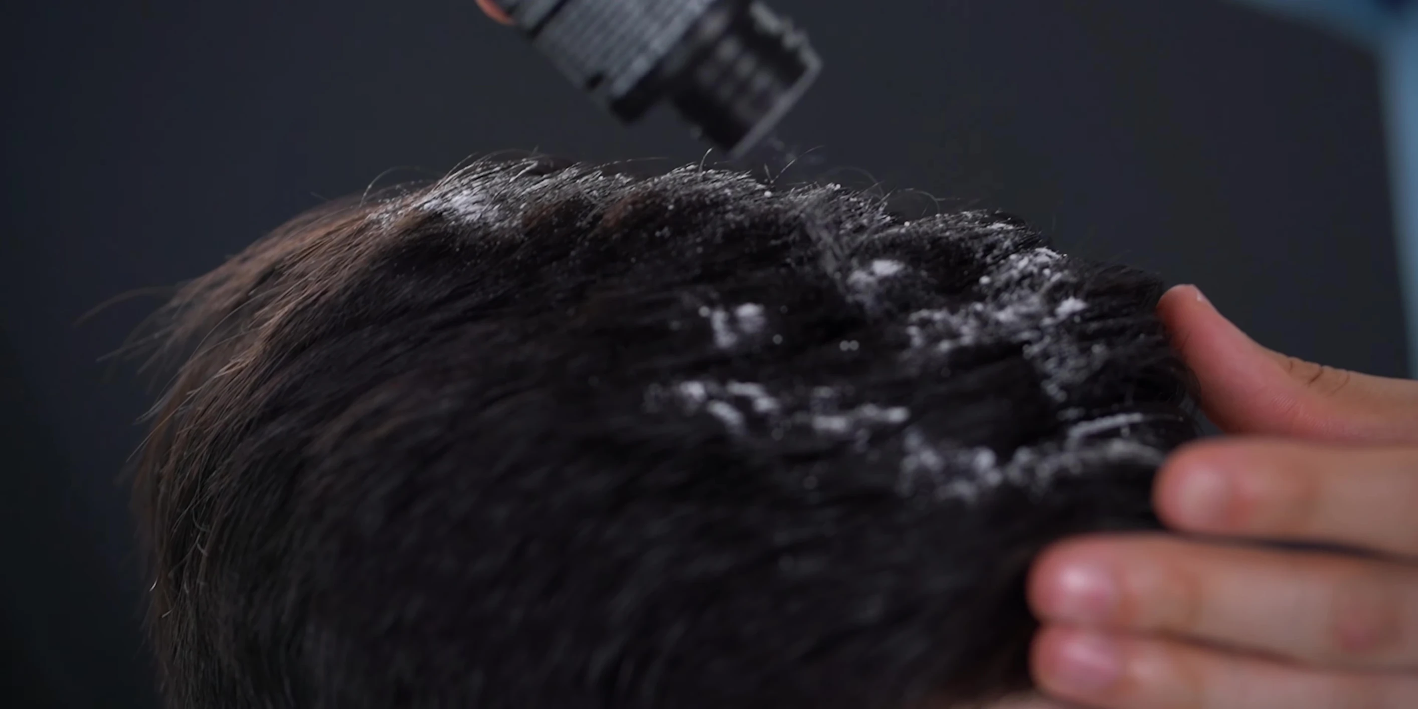 Application of volumizing powder