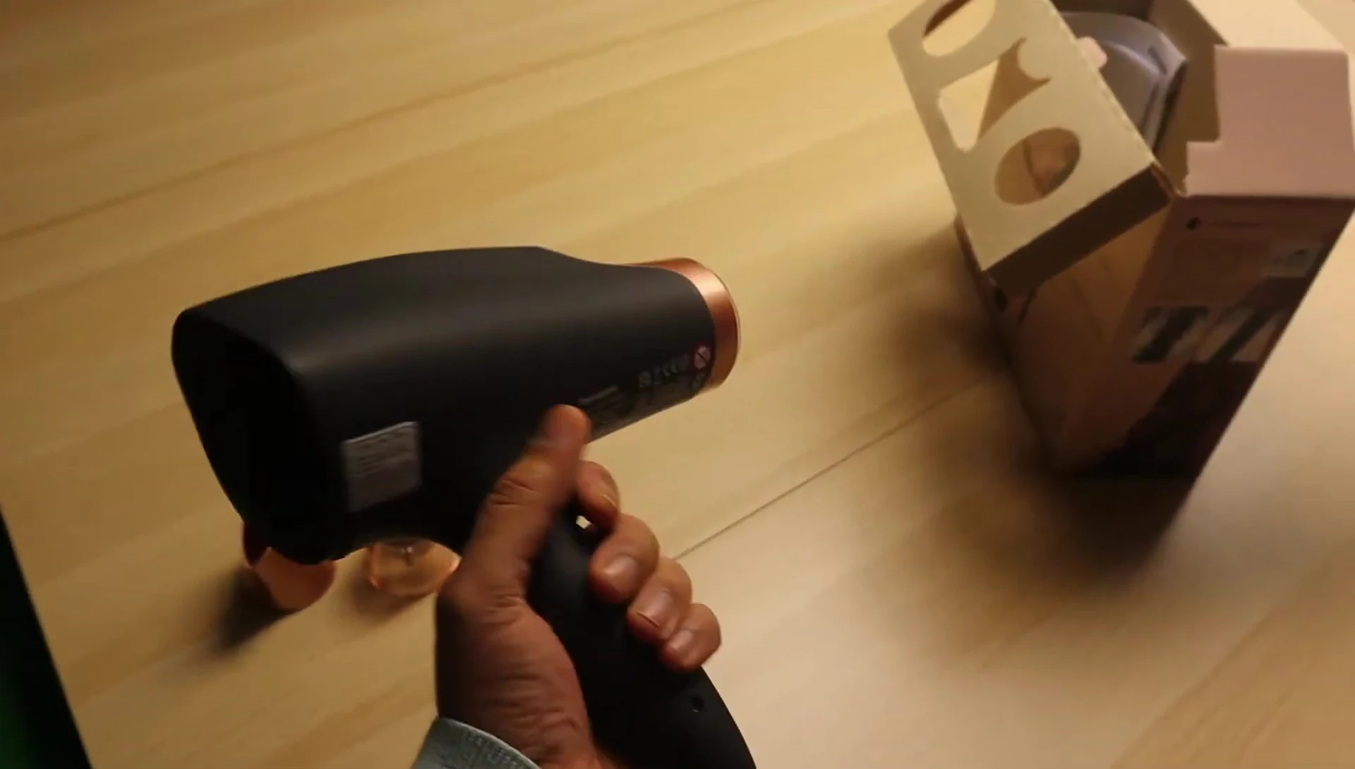 Display of the hair dryer's settings.