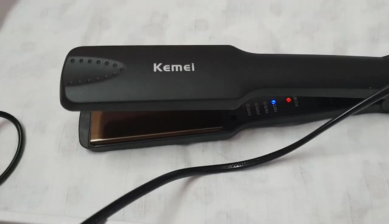 Before and after shot, showing hair before and after straightening with the Kemei KM-329.