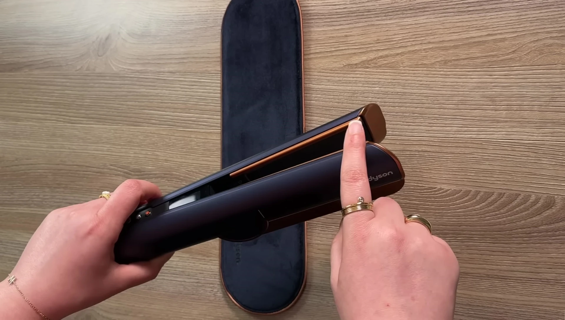 Highlighting the silicone strips on the tool